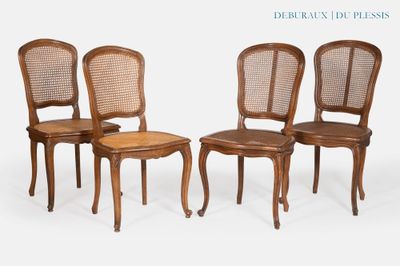 trois chaises en bois avec dossier et assise en rotin
