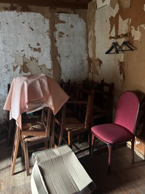 Un lot de chaises garniture en tissu et fond de paille (envi…