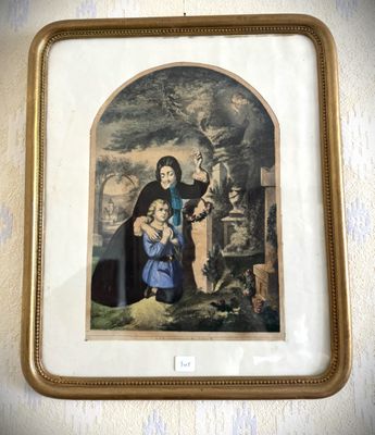 la photo d'une femme tenant un enfant dans un cadre