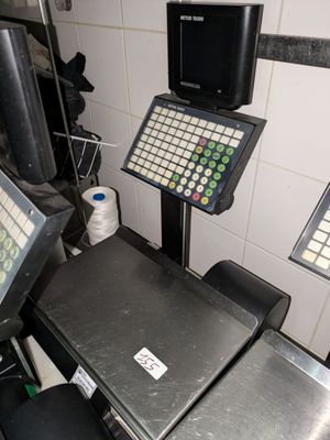 un ordinateur portable et un écran posés sur une table dans une cuisine