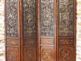 une photo d'un paravent en bois orné de sculptures