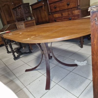 une table avec un plateau en bois, dans une pièce