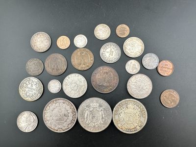 un tas de pièces de monnaie posées sur une table, l'une à côté de l'autre