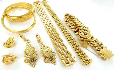 beaucoup de bijoux en or sur une surface blanche