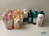 de nombreux types de produits capillaires sur la table