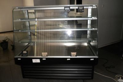 une vitrine en verre contenant beaucoup de nourriture