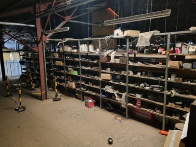 une pièce remplie de nombreuses étagères sur lesquelles sont disposés toutes sortes d'objets
