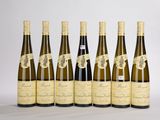 six bouteilles de vin sont alignées dans une rangée