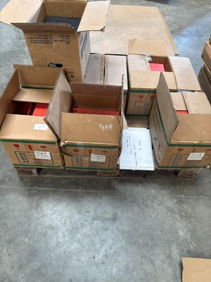 plusieurs cartons sont empilés les uns sur les autres dans un entrepôt