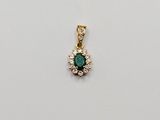 pendentif en émeraude et diamant sur fond blanc
