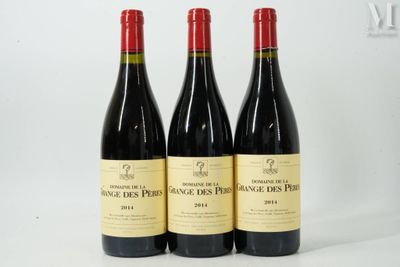 trois bouteilles de vin posées sur une table l'une à côté de l'autre