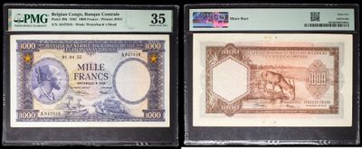 trois types différents de billets de banque exposés dans une vitrine