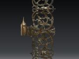 une image représentant un objet métallique très ancien posé sur une surface blanche
