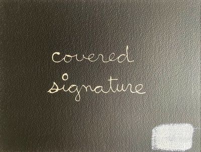 une image représentant un livre noir avec une inscription en blanc indiquant « signature masquée »