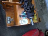 un petit moteur posé sur un coffret