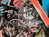 un gros tas d'objets divers dans un bac