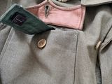 un téléphone portable dans la poche d'une veste