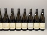 six bouteilles de vin sont alignées sur une table