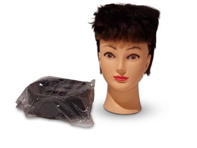 une tête de mannequin recouverte d'un sac en plastique