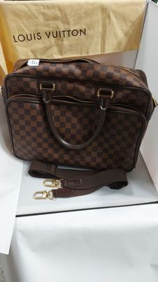 un sac Louis Vuitton posé sur une table
