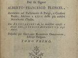 un vieux livre écrit posé sur une table