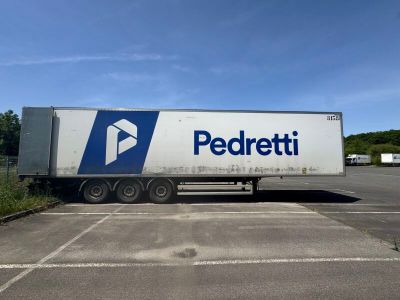 un camion semi-remorque garé dans un parking