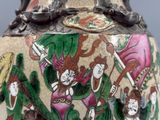 un vase avec un tableau posé sur une table