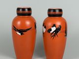 deux vases sur lesquels sont peints des oiseaux
