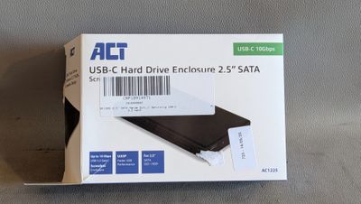 une boîte contenant un disque dur sur laquelle figure un code-barres