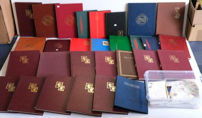 un grand nombre de livres posés sur une table