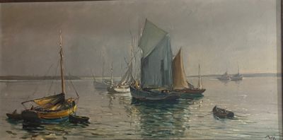 un tableau représentant des bateaux flottant sur l'eau par temps nuageux