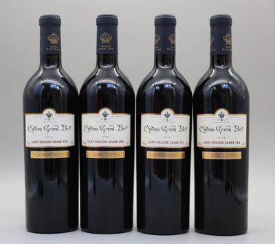 trois bouteilles de vin sont alignées sur une surface blanche