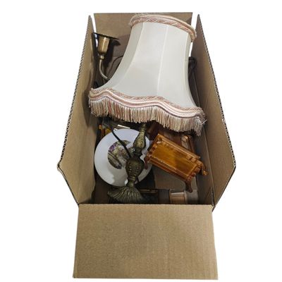 une boîte en carton contenant une lampe et d'autres objets