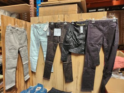 Lot de 10 pièces de vêtements femme comprenant plusieurs pantalons, un
