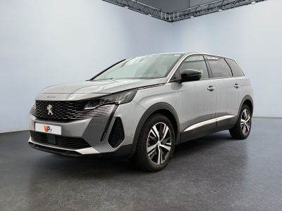 Le nouveau SUV Peugeot est garé dans une grande pièce.