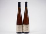 deux bouteilles de vin posées l'une à côté de l'autre sur une surface blanche