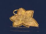 un pendentif en feuille d'or sur un fond bleu