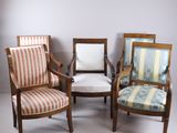 trois chaises en bois avec des coussins rembourrés à rayures