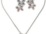 un ensemble composé d'un collier et de boucles d'oreilles ornés de pierres violettes et bleues