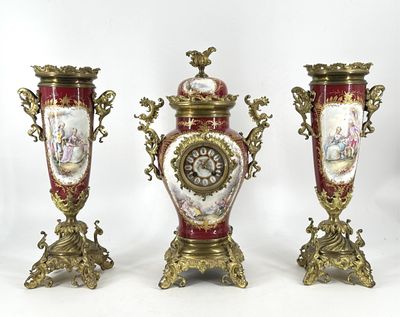 trois vases ornés de motifs différents sur fond blanc