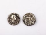 deux pièces romaines, dont l'une porte une tête et l'autre un visage