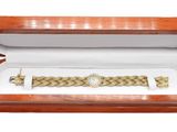 bracelet dans un coffret en bois posé sur une surface blanche, sur fond blanc