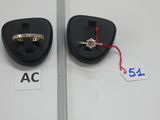 une paire de bagues de fiançailles en or et diamants exposées dans une vitrine