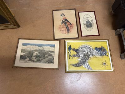 de nombreuses photos encadrées sur le sol de cette pièce