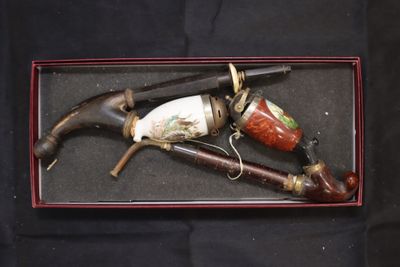 une boîte contenant deux types d'armes différents