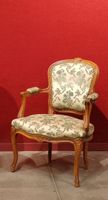 Fauteuil et chaise en bois sculpté. (photo 2)