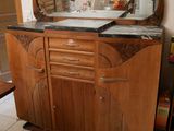 un grand miroir posé sur une armoire de cuisine