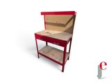 une image représentant un établi rouge sur lequel est posée une boîte à outils