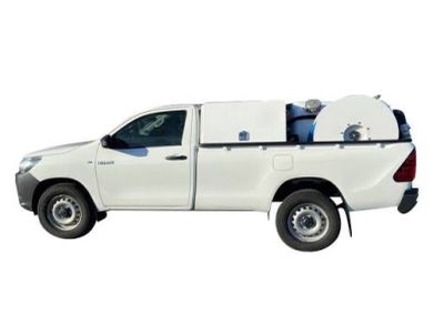 une photo d'un pick-up blanc avec une glacière à l'arrière