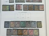 une grande feuille de timbres exposée sur une table